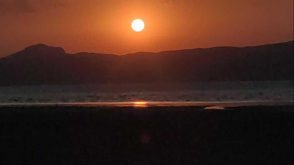 Van'da doğa tutkunlarının adresi! Gökyüzü kızıla büründü: Kartpostallık manzaralar - 1. Resim