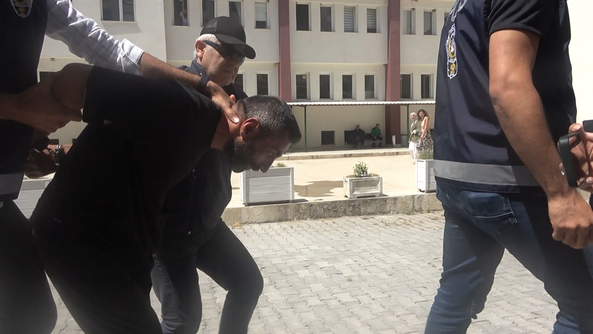 Yalova’da vahşet! Tartıştığı arkadaşını boğazından bıçakladı - 2. Resim