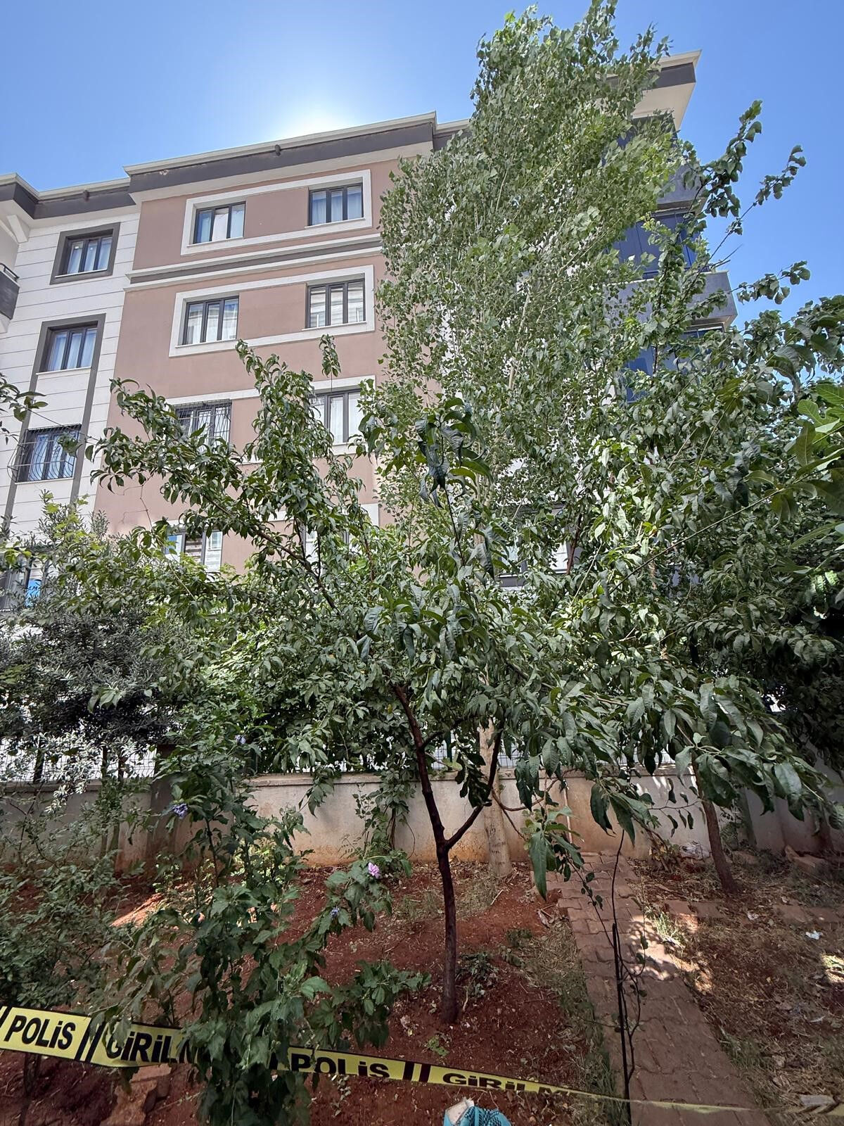 2 aylık hamile kadın camdan düşerek can verdi! Ailesinin iddiası kan dondurdu - 3. Resim