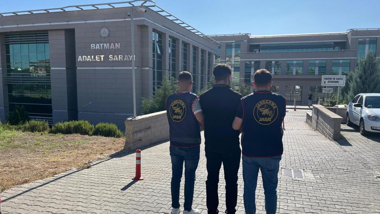 30 ayrı dosya ve 25 yıl hapis cezasıyla aranıyordu! Batman'da yakalandı 30 ayrı dosya ve 25 yıl hapis cezasıyla aranıyordu! Batman'da yakalandı