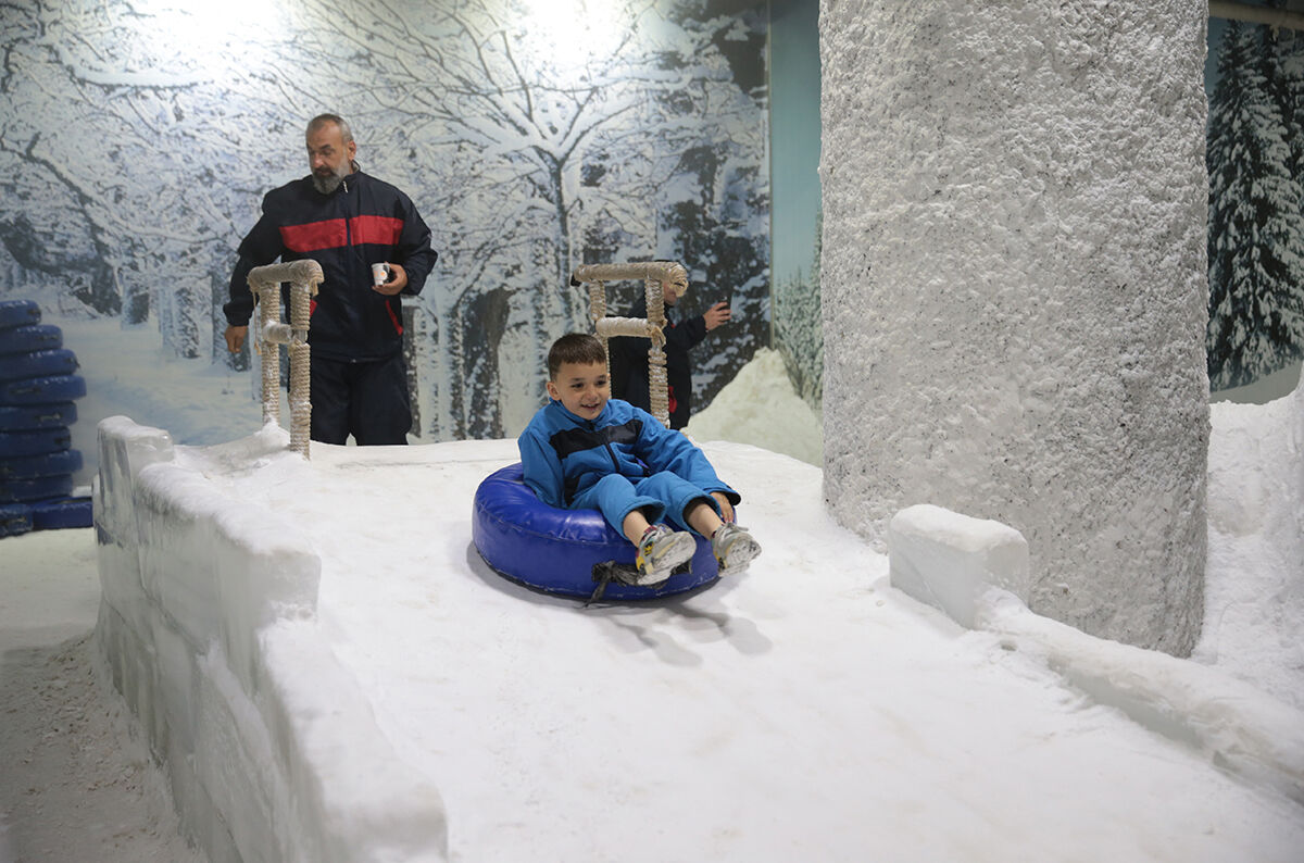 Dışarısı 41, içerisi eksi 3 derece! 50 ton buzla yapıldı, ısınmak için mont giyip sıcak salep içiyorlar - 5. Resim