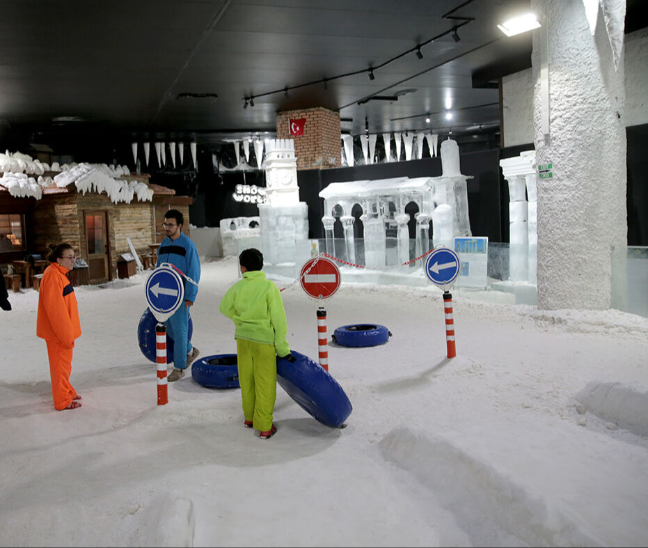 Dışarısı 41, içerisi eksi 3 derece! 50 ton buzla yapıldı, ısınmak için mont giyip sıcak salep içiyorlar - 4. Resim