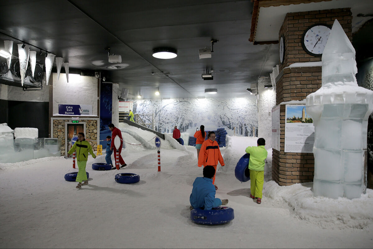 Dışarısı 41, içerisi eksi 3 derece! 50 ton buzla yapıldı, ısınmak için mont giyip sıcak salep içiyorlar - 1. Resim