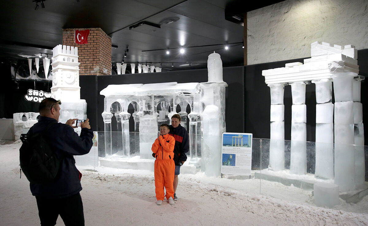 Dışarısı 41, içerisi eksi 3 derece! 50 ton buzla yapıldı, ısınmak için mont giyip sıcak salep içiyorlar - 6. Resim