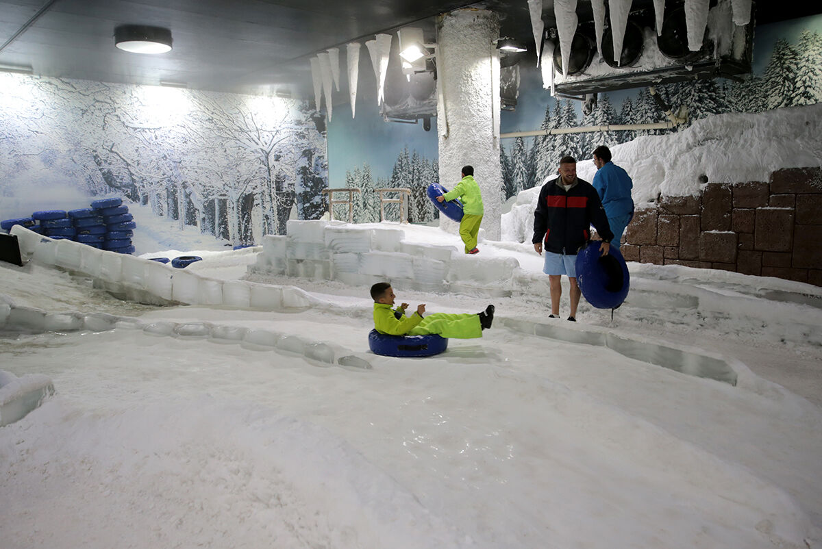 Dışarısı 41, içerisi eksi 3 derece! 50 ton buzla yapıldı, ısınmak için mont giyip sıcak salep içiyorlar - 2. Resim