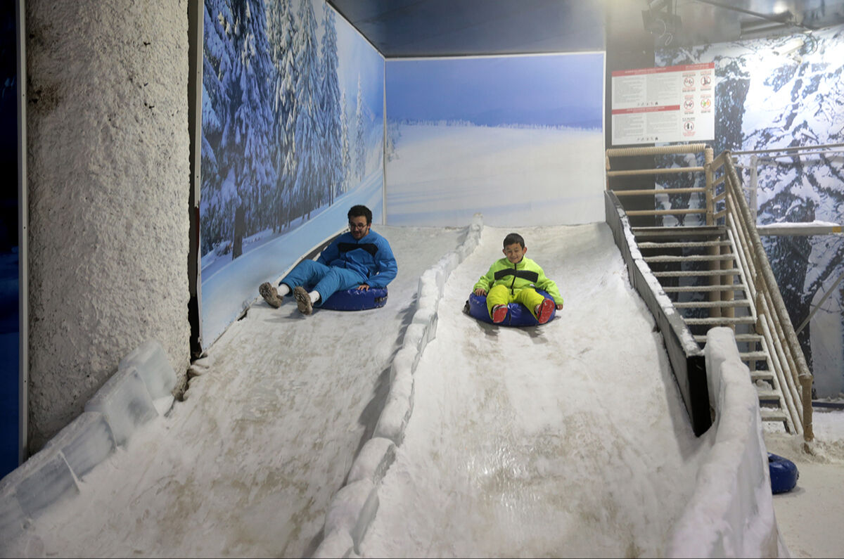 Dışarısı 41, içerisi eksi 3 derece! 50 ton buzla yapıldı, ısınmak için mont giyip sıcak salep içiyorlar - 3. Resim