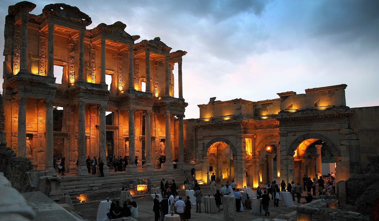 Efes Antik Kenti gece ne zaman açık? Efes Antik kenti gece ziyaret saatleri ve MüzeKart bilet fiyatları - 3. Resim