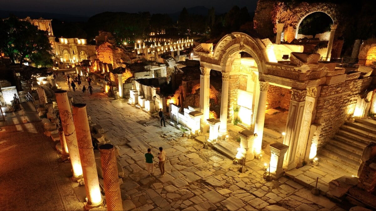 Efes Antik Kenti gece ne zaman açık? Efes Antik kenti gece ziyaret saatleri ve MüzeKart bilet fiyatları - 2. Resim