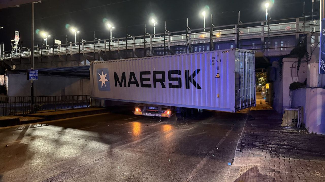 Fatih'te tırın dorsesindeki konteyner alt geçide takıldı, yol kapandı Fatih'te tırın dorsesindeki konteyner alt geçide takıldı, yol kapandı