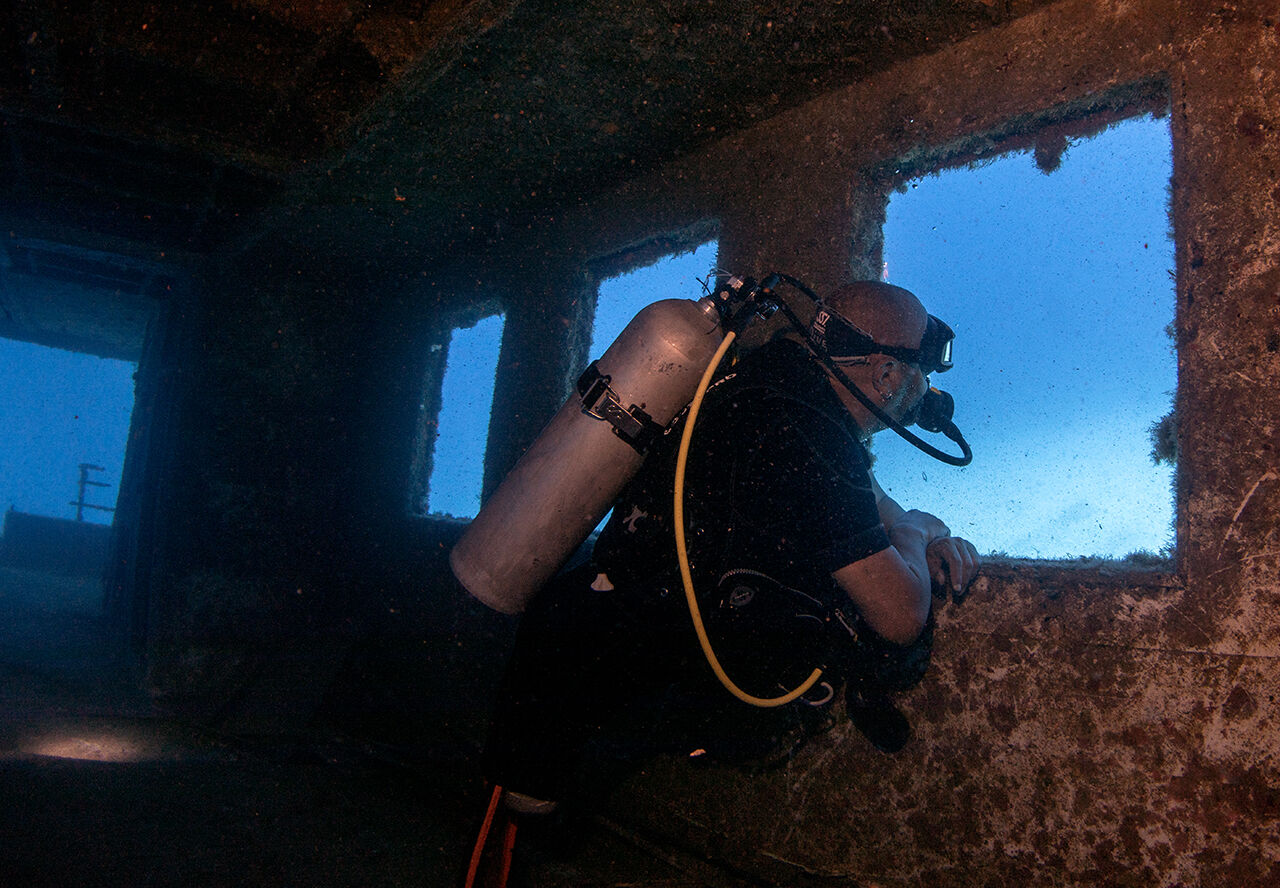 İlk defa bu kadar net görüntülendi! Su altındaki tanklar, uçaklar, gemileri görmek için sıraya giriyorlar - 4. Resim