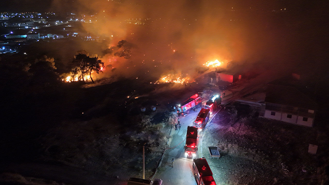 İzmir yanıyor... Orman böyle alev aldı, uçaklar müdahale ediyor - 1. Resim