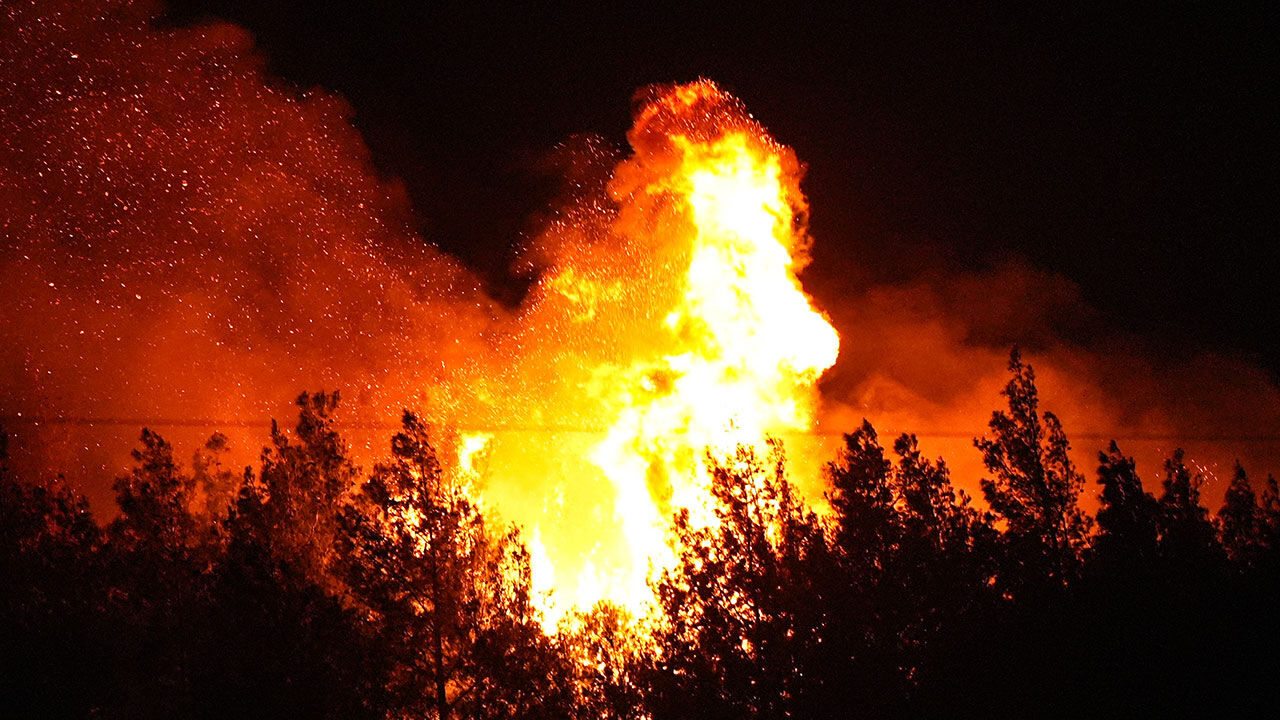 İzmir yanıyor... Orman böyle alev aldı, uçaklar müdahale ediyor - 2. Resim