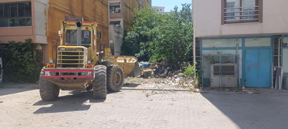 Mahalle sakinleri haber verdi! Yaşlı kadının evinden 13 kamyon çöp çıktı - 1. Resim