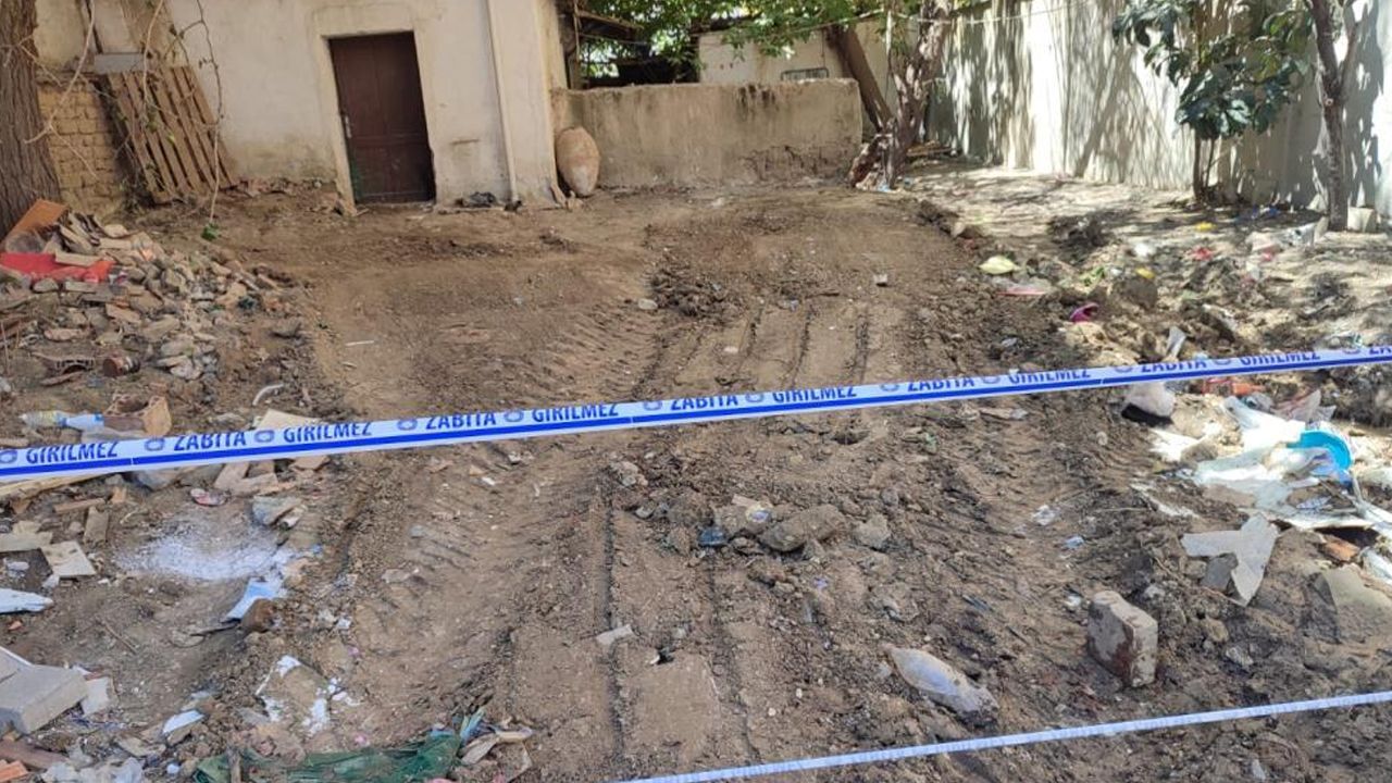 Mahalle sakinleri haber verdi! Yaşlı kadının evinden 13 kamyon çöp çıktı Mahalle sakinleri haber verdi! Yaşlı kadının evinden 13 kamyon çöp çıktı