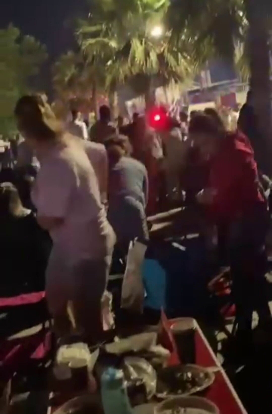 Olay anlar... Merve Özbey'in konserinde kavga çıktı! Ortalık savaş alanına döndü - 1. Resim