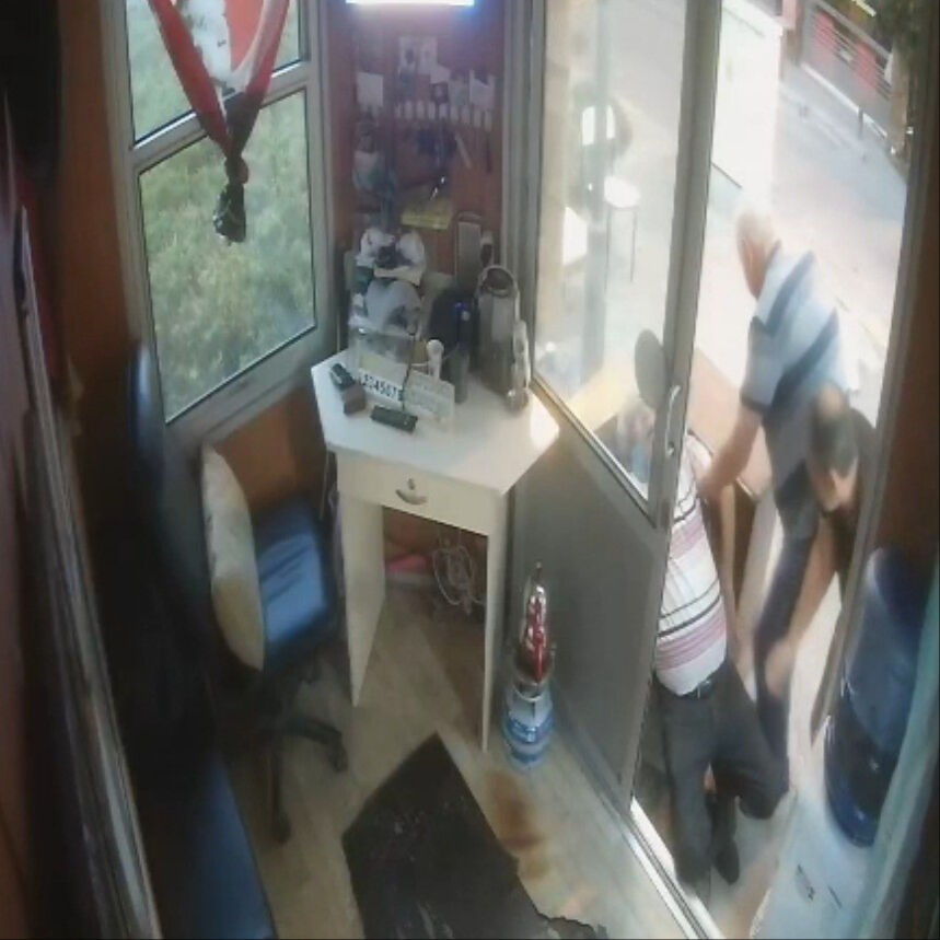 Taksi durağında yürek sızlatan görüntü! Arkadaşına yardım için koştu, kendisi de kriz geçirdi - 1. Resim