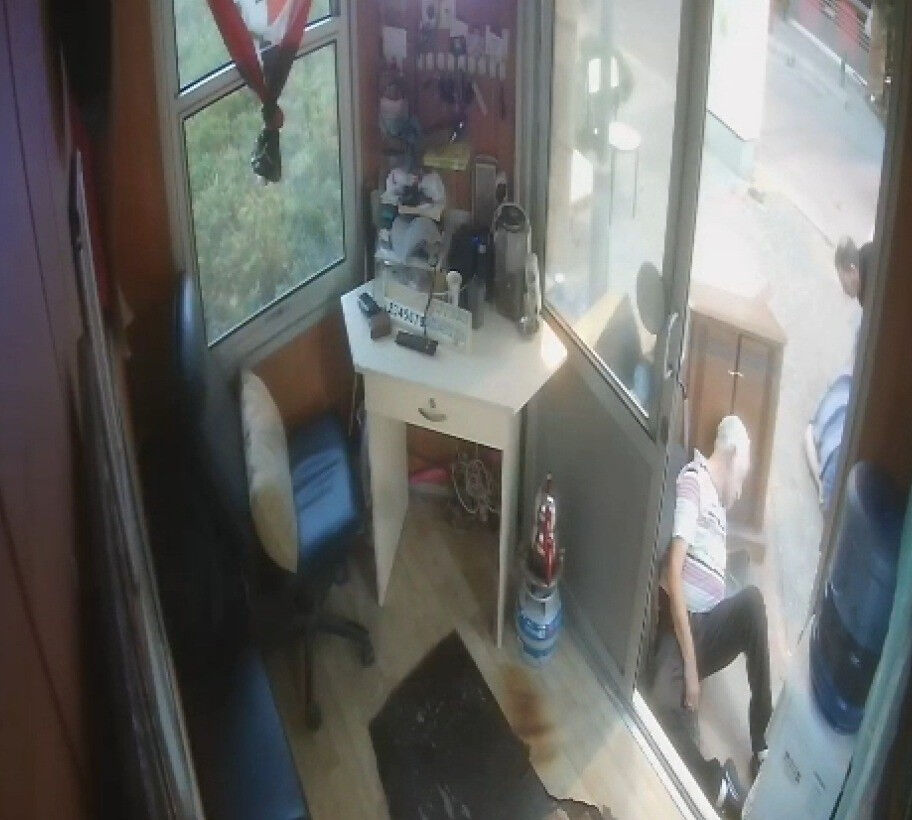 Taksi durağında yürek sızlatan görüntü! Arkadaşına yardım için koştu, kendisi de kriz geçirdi - 2. Resim