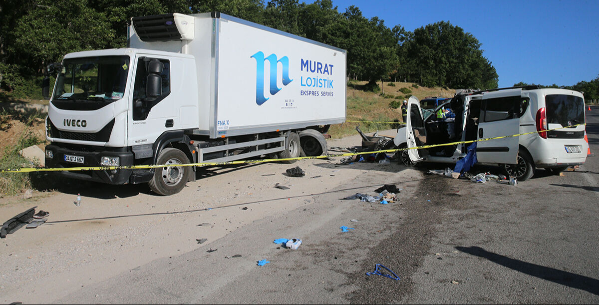 Tokat'ta feci kaza! Park halindeki kamyona çarptı: Ölü ve yaralılar var Tokat'ta feci kaza! Park halindeki kamyona çarptı: Ölü ve yaralılar var - 1. Resim