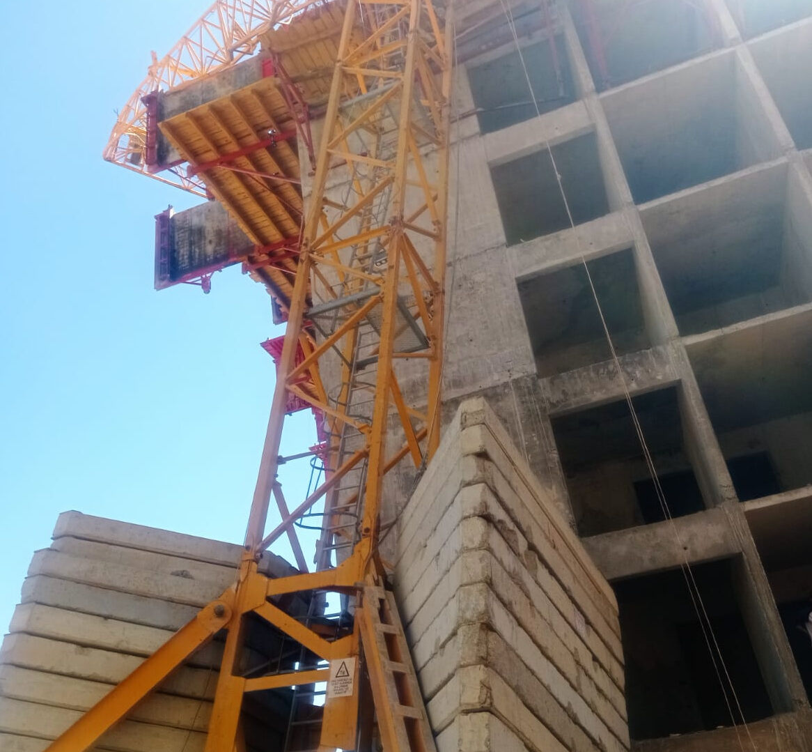 Vinç devrildi, operatör feci şekilde hayatını kaybetti Vinç devrildi, operatör feci şekilde hayatını kaybetti - 1. Resim