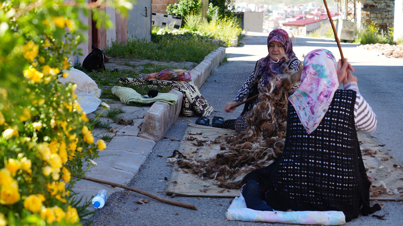 Yaz geldi, bir şehrin kadınları geleneksel mesaiye başladı! Günlerce sürüyor - 2. Resim