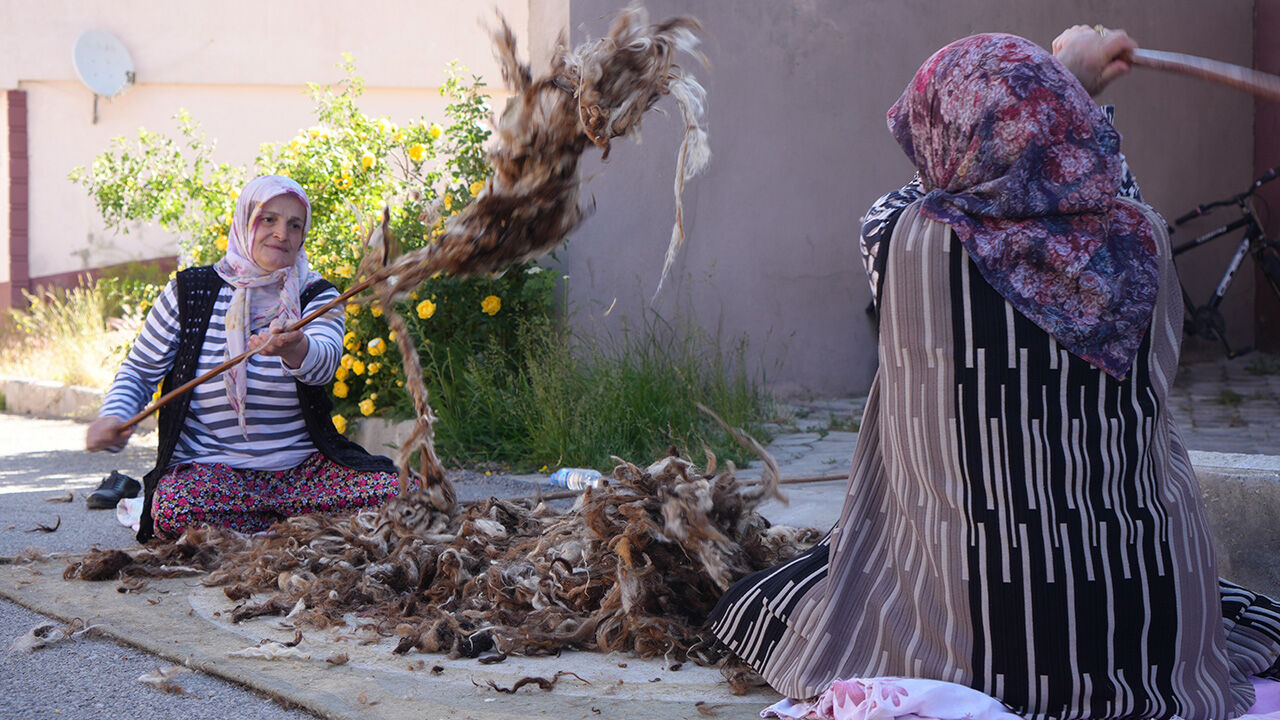 Yaz geldi, bir şehrin kadınları geleneksel mesaiye başladı! Günlerce sürüyor - 3. Resim