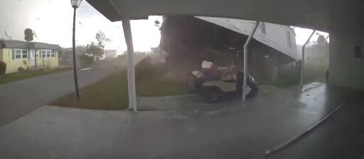 ABD’yi hortum vurdu! Prefabrik ev havaya uçtu: O anlar kamerada ABD’yi hortum vurdu! Prefabrik ev havaya uçtu: O anlar kamerada - 1. Resim