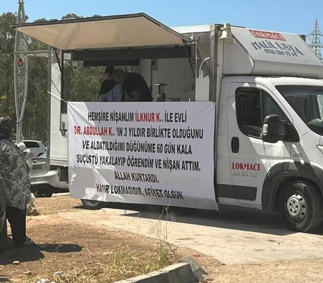 Aldatıldığını öğrenen adam lokma dağıttı! Pankartı okuyan dönüp bir daha baktı - 1. Resim