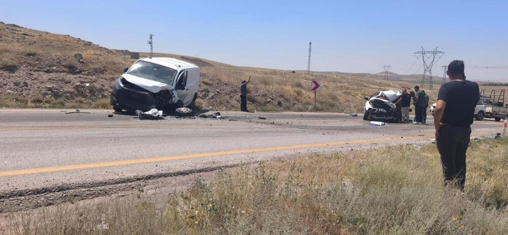 Ankara'da korkunç kaza! 2 araç kafa kafaya çarpıştı: Ölü ve yaralı var - 2. Resim