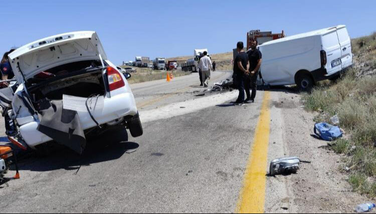 Ankara'da korkunç kaza! 2 araç kafa kafaya çarpıştı: Ölü ve yaralı var - 1. Resim