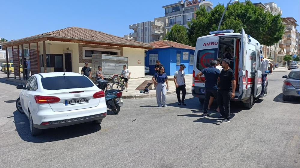 Antalya'da korku dolu anlar! Metrelerce havaya savruldu, araç camına düştü Antalya'da korku dolu anlar! Metrelerce havaya savruldu, araç camına düştü - 1. Resim