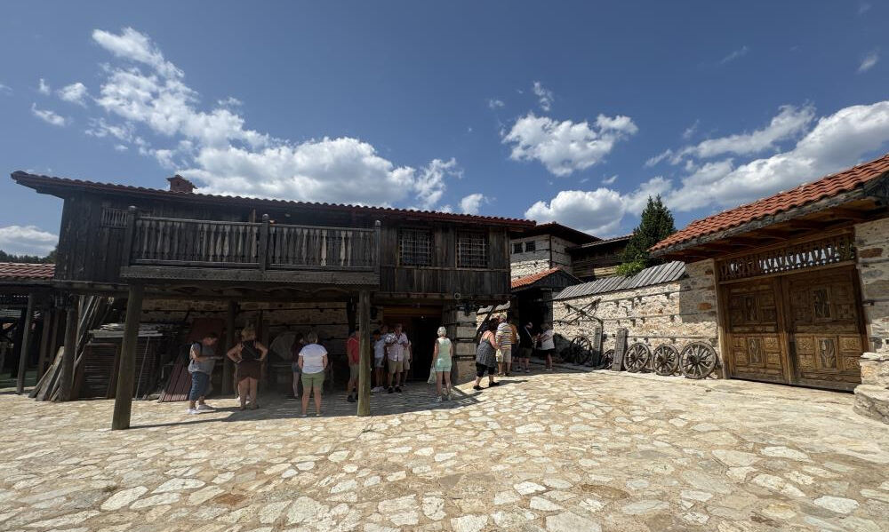 Beton yapı bulunmayan 800 yıllık köye turist akını! Nüfusunun 1000 katı insan geldi - 6. Resim