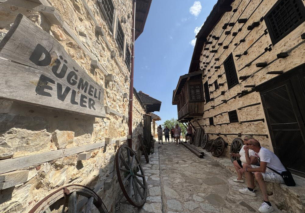 Beton yapı bulunmayan 800 yıllık köye turist akını! Nüfusunun 1000 katı insan geldi - 1. Resim