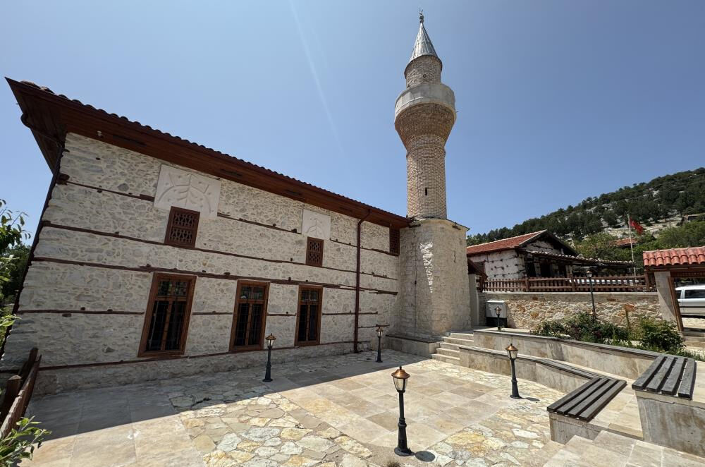 Beton yapı bulunmayan 800 yıllık köye turist akını! Nüfusunun 1000 katı insan geldi - 2. Resim