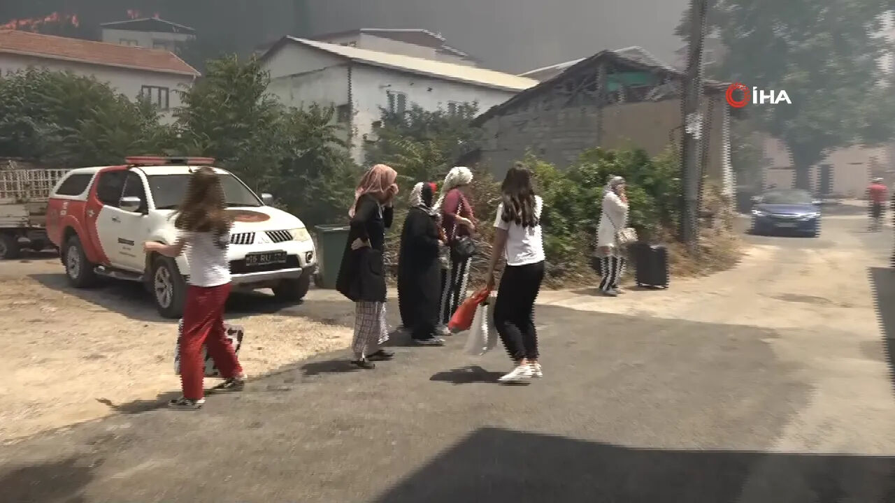 Bursa'da orman yangını! Alevler evlere sıçradı... Gözyaşları içinde tahliye edildiler - 1. Resim