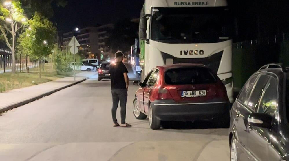 Çevirmeye takıldı, 0.01 promille ehliyetini kaptırdı! Polislerin yanında kendine bela okudu - 3. Resim