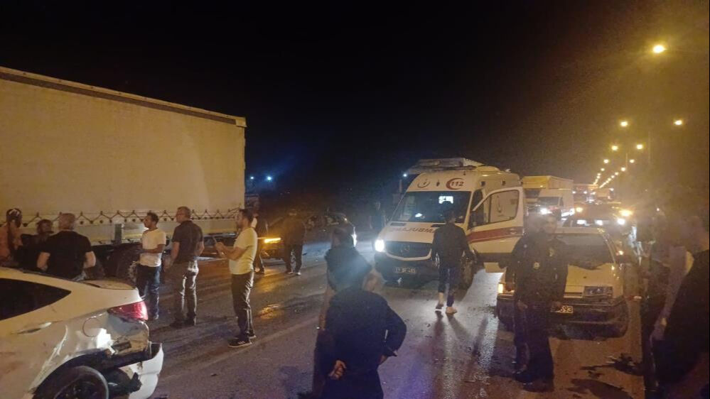 Çorum'da zincirleme kaza! 5 araç birbirine girdi, yaralılar var - 3. Resim