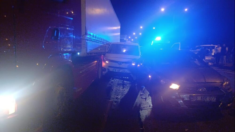 Çorum'da zincirleme kaza! 5 araç birbirine girdi, yaralılar var - 2. Resim