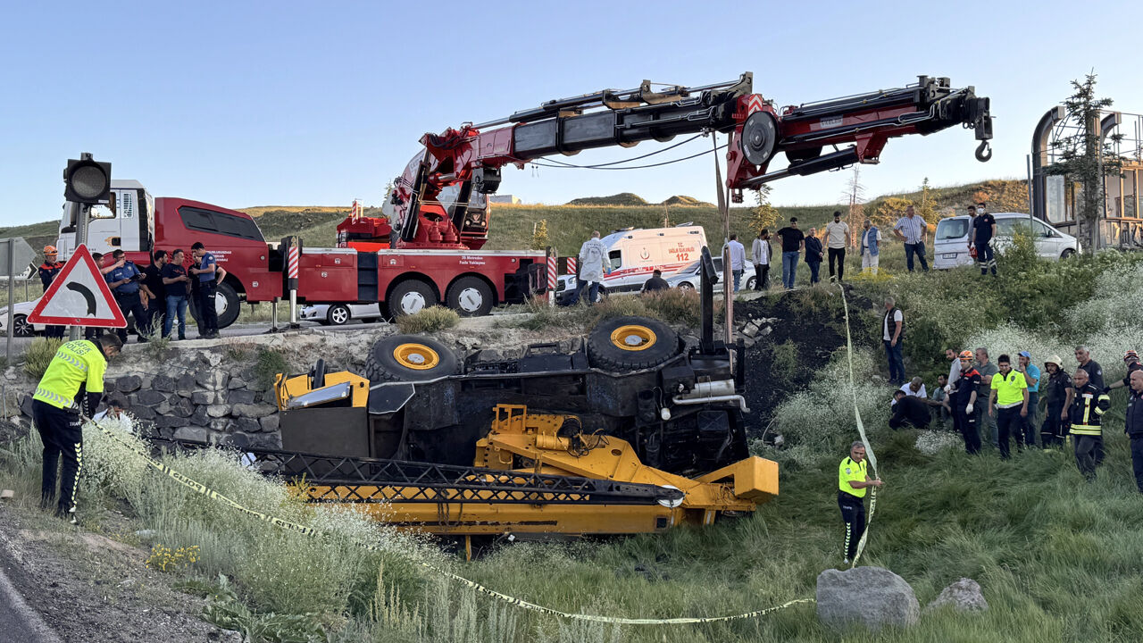 Erzurum'da acı olay: Devrilen vincin altında kalan operatör feci şekilde can verdi - 1. Resim