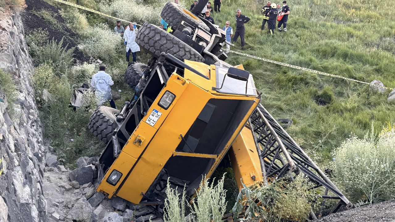 Erzurum'da acı olay: Devrilen vincin altında kalan operatör feci şekilde can verdi Erzurum'da acı olay: Devrilen vincin altında kalan operatör feci şekilde can verdi