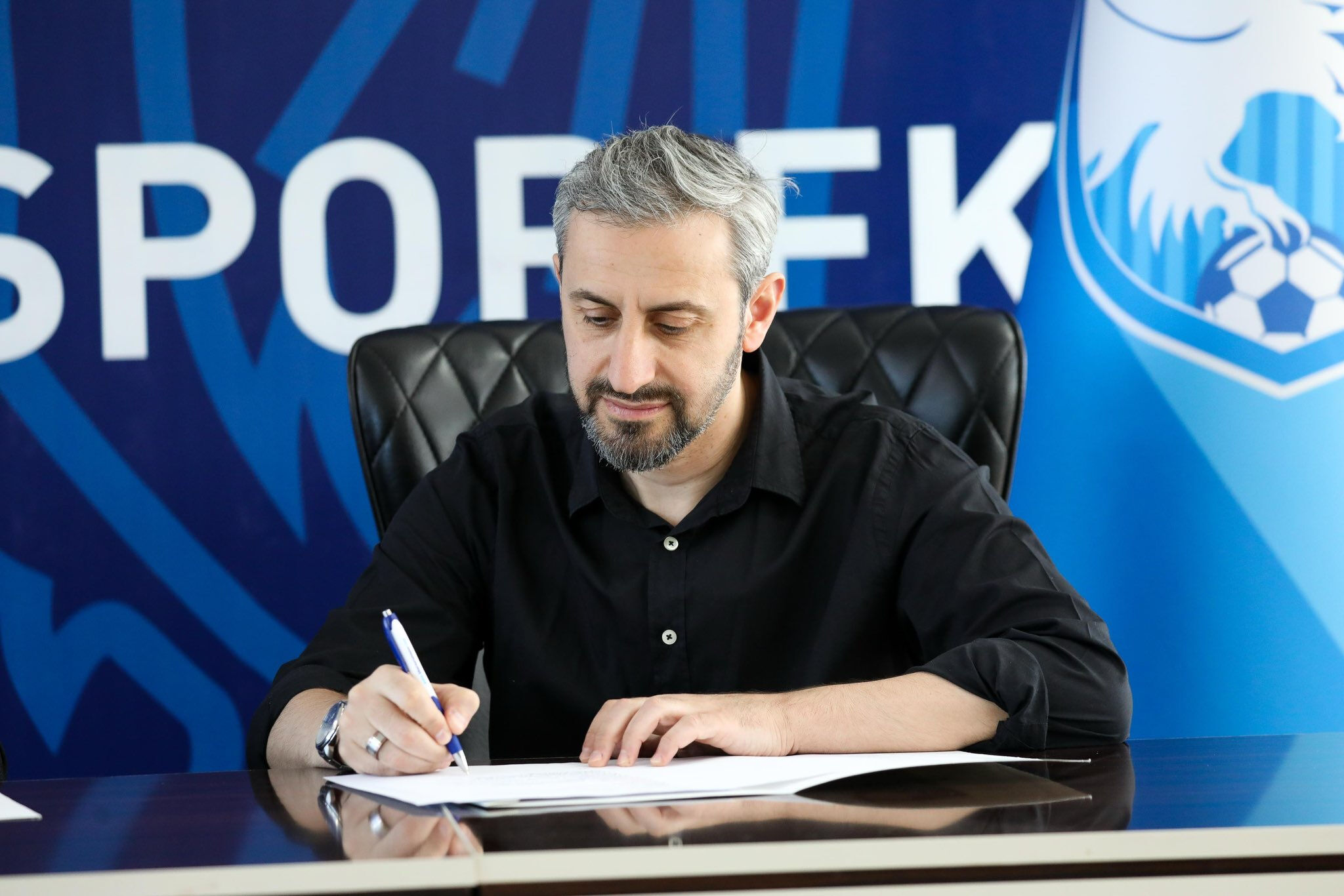 Erzurumspor FK, teknik direkt&ouml;r Serkan &Ouml;zbalta ile s&ouml;zleşme imzaladı - 2. Resim