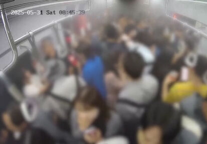 Güney Kore metrosunda kundaklama! Vagon saniyeler içinde alevlere teslim oldu: O anlar kamerada Güney Kore metrosunda kundaklama! Vagon saniyeler içinde alevlere teslim oldu: O anlar kamerada - 1. Resim