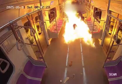 Güney Kore metrosunda kundaklama! Vagon saniyeler içinde alevlere teslim oldu: O anlar kamerada Güney Kore metrosunda kundaklama! Vagon saniyeler içinde alevlere teslim oldu: O anlar kamerada - 2. Resim