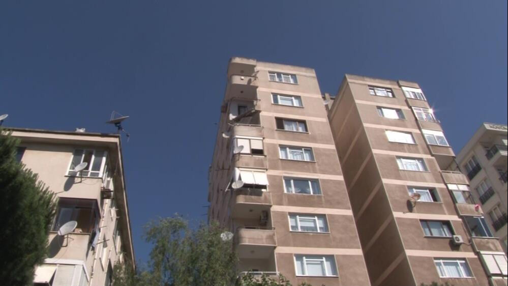 İstanbul'da yürekleri ağza getiren görüntü! 9 katlı binada balkon çöktü - 1. Resim