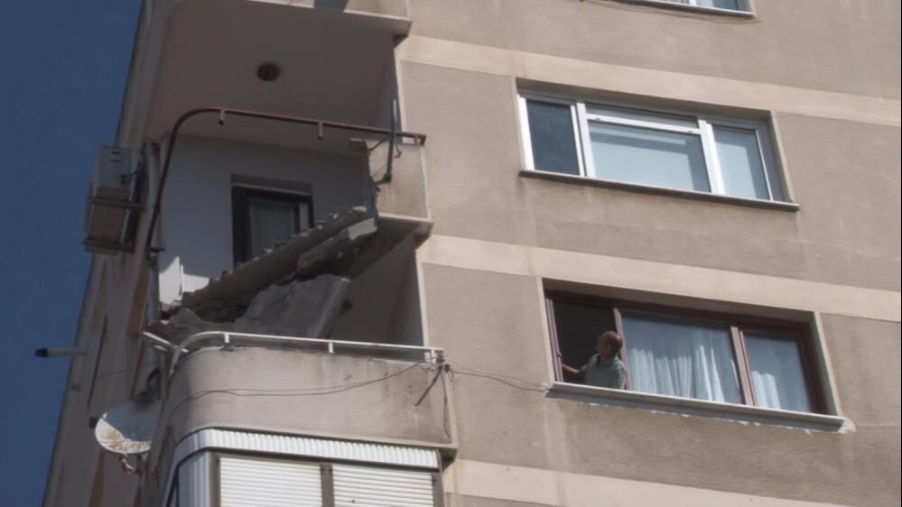 İstanbul'da yürekleri ağza getiren görüntü! 9 katlı binada balkon çöktü - 2. Resim
