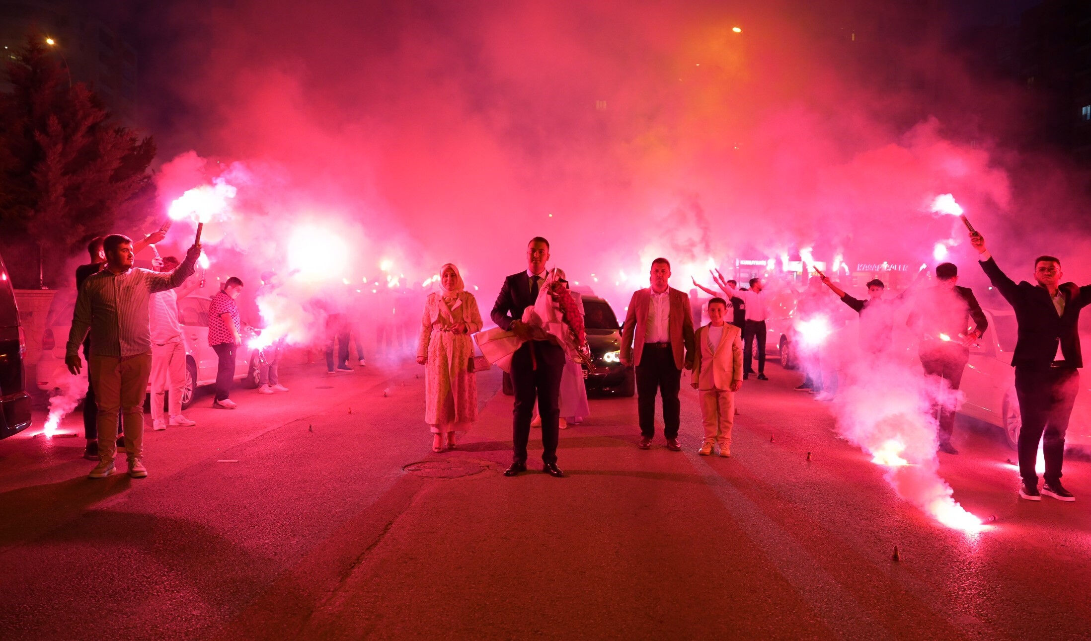 Kız isteme merasimini şova çevirdiler! Gündem olan görüntülerle ilgili harekete geçildi Kız isteme merasimini şova çevirdiler! Gündem olan görüntülerle ilgili harekete geçildi - 3. Resim