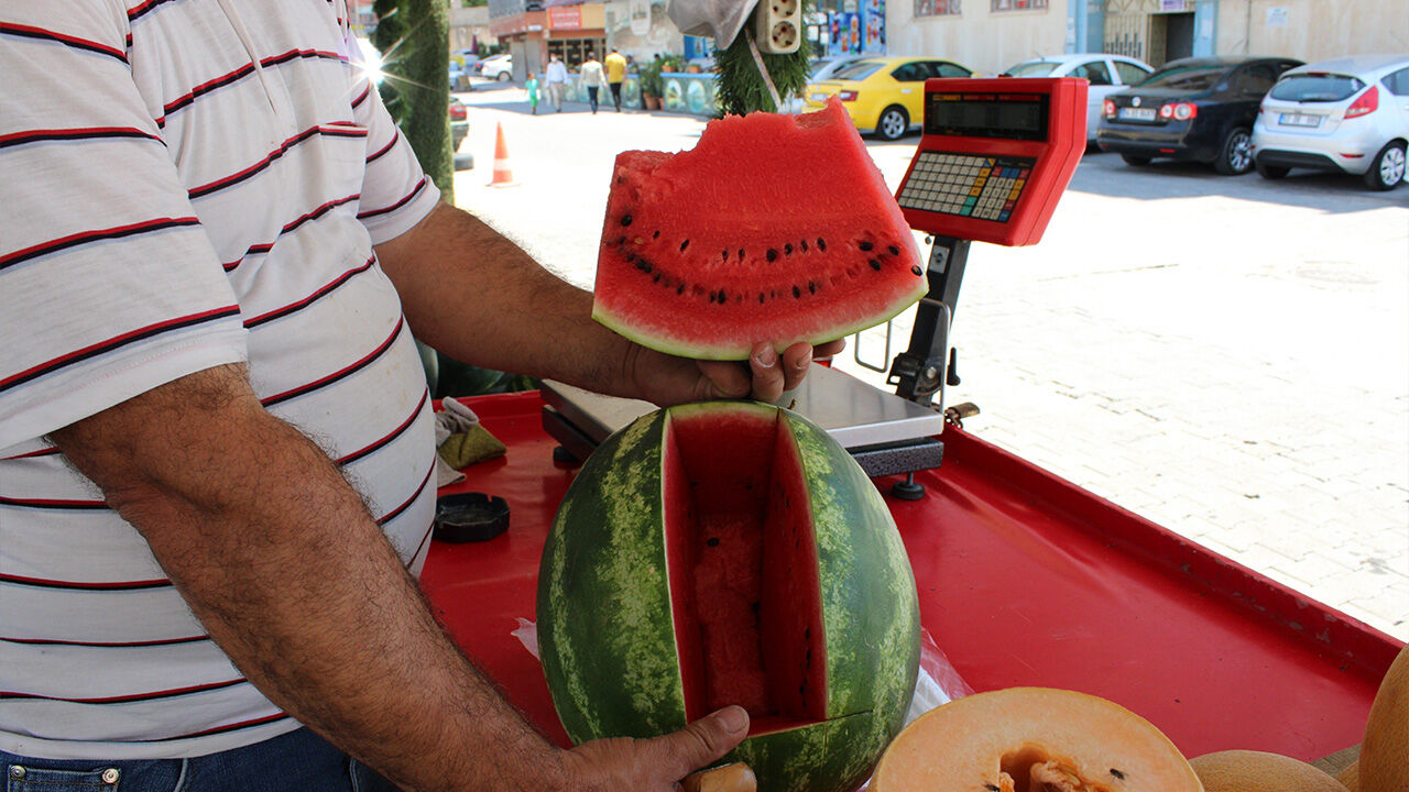 Sıcakta serum gibi geliyor! Bu meyveler yiyenleri serinletiyor... Yaz aylarında talep arttı - 1. Resim