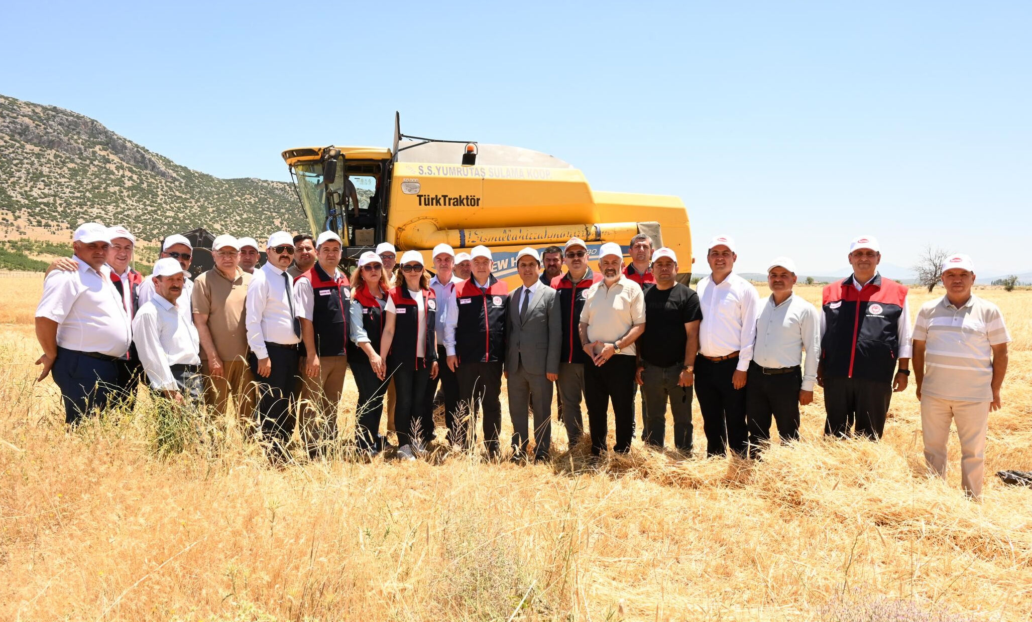 Tam bir hububat deposu! Hasat başladı, Vali biçerdöverin başına geçti - 1. Resim