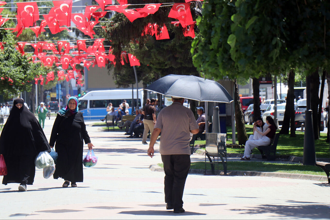 Termometreler patlama seviyesine geldi! Aşırıcı sıcaklara karşı uzmanlar uyardı... Türkiye serinlemeye çalışıyor - 6. Resim