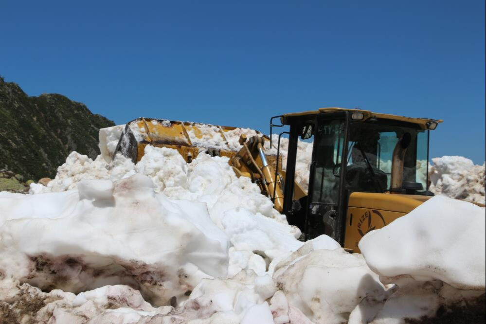 Yazın ortasında Rize'de kar 10 metreyi aştı! Evler çığ altında kaldı - 2. Resim