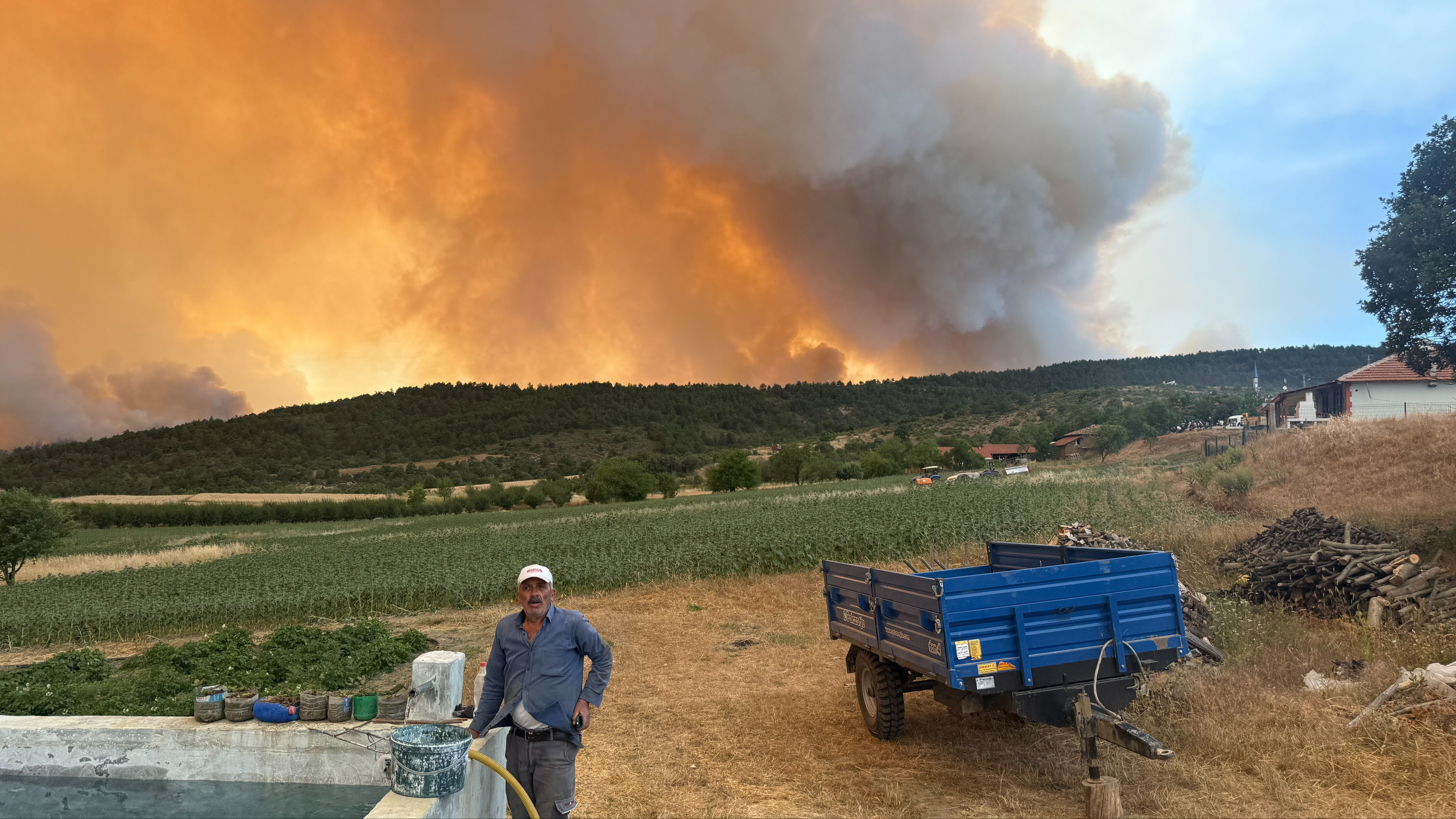 Alevler sınırı aştı, komşu kente sıçradı! Vatandaşlar tahliye ediliyor - 1. Resim